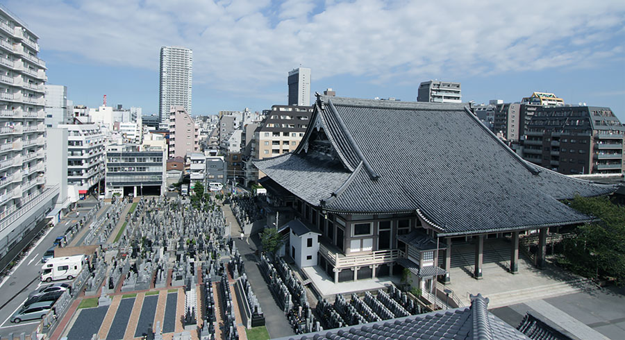宗教的な条件は、墓所購入後は、仏事に関わる一切を東本願寺で執り行っていただきます。ご法要にかかる費用は、設定されておりますので安心です。都内での寺院墓所の入手がほとんど困難な現在、伝統高い、交通至便な東本願寺境内墓所を是非ご検討ください。